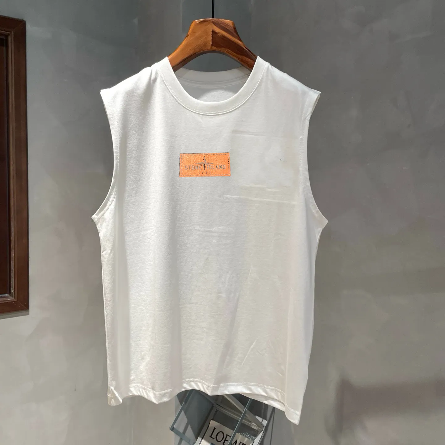 P150 Stone Island new summer sleeveless vest is now online👏! The iconic brand leather logo on the chest is simple and elegant😍! 220g pure cotton fabric, comfortable and breathable👍. It’s simply a must-have item for summer✨! Color: black, white Size: S～XL. Please report your height and weight when placing an order in the loose version